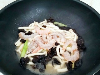 鲜虾菌菇面,倒入半碗清水，烧开放入虾仁炒至变色。