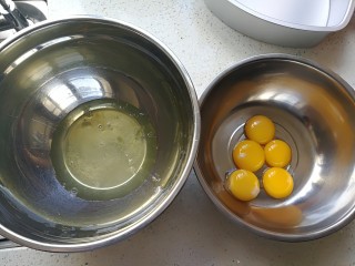 蒸斑斓椰香戚风蛋糕,把蛋清和蛋黄分开，分别装到无油无水的盘子里。