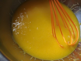 蒸斑斓椰香戚风蛋糕,用手动打蛋器搅打到混合不油水分离状态。
