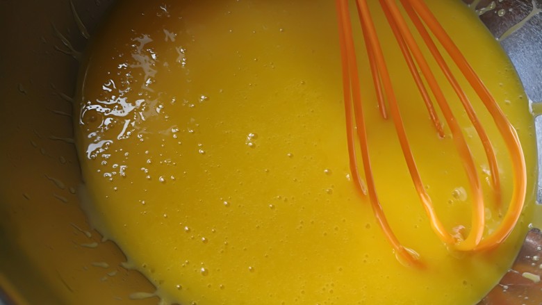 蒸斑斓椰香戚风蛋糕,用手动打蛋器搅打到混合不油水分离状态。