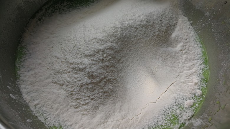 蒸斑斓椰香戚风蛋糕,筛入低筋粉。