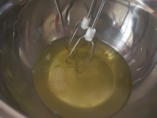 蒸斑斓椰香戚风蛋糕,蛋白里加几滴柠檬汁。