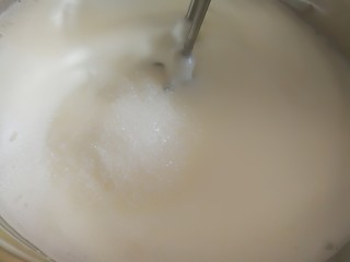 蒸斑斓椰香戚风蛋糕,打发到这个状态时，再加入其中3分之一的细砂糖，继续打发。