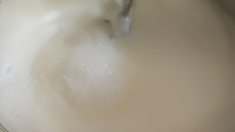 蒸斑斓椰香戚风蛋糕,打发到这个状态时，再加入其中3分之一的细砂糖，继续打发。