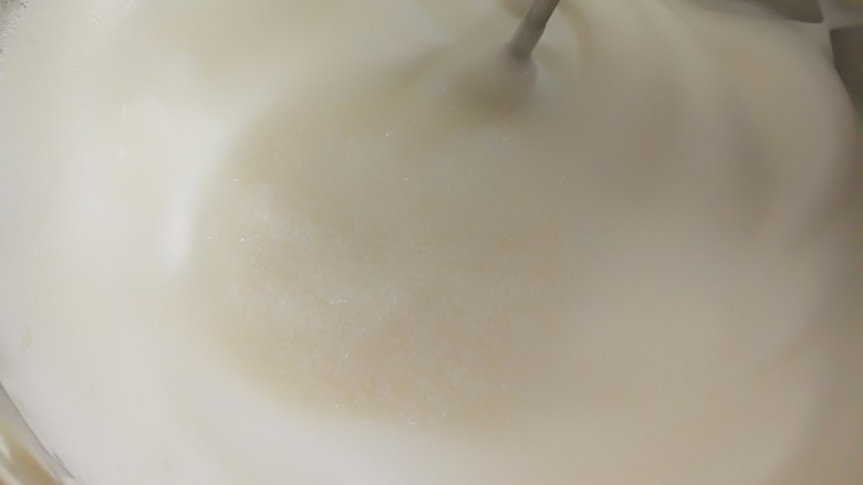 蒸斑斓椰香戚风蛋糕,打发到这个状态时，在加入剩下的细砂糖，继续打发。