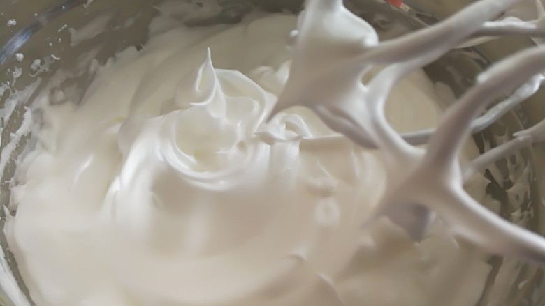 蒸斑斓椰香戚风蛋糕,蛋白打发到硬性状态时，拔出打蛋头有直立的小尖尖，蛋白霜就打发好了。