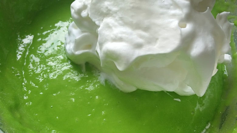 蒸斑斓椰香戚风蛋糕,用刮刀挑3分之一的蛋白霜放到蛋黄糊里，轻轻用切拌的手法搅拌均匀。