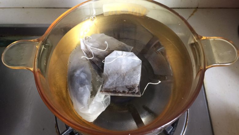 水果花茶,锅中倒入适量清水煮沸加入红茶包