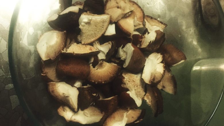 麻辣系列之麻辣香菇,将撕碎的香菇放在碗里
