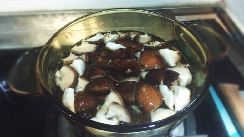 麻辣系列之麻辣香菇,放入香菇，大概煮5分钟。