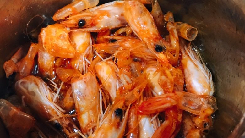 鲜虾时蔬小馄饨,虾头和虾皮中放少许油，炸制金黄色