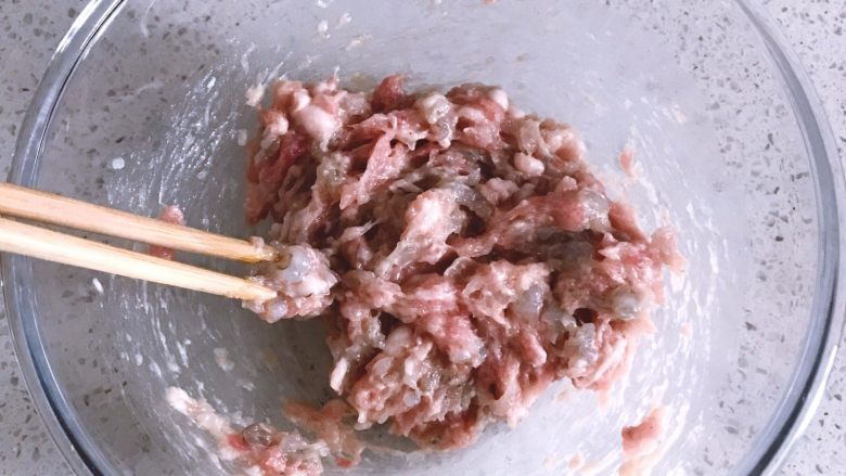 鲜虾时蔬小馄饨,倒入除虾油外的所有材料，用筷子顺着一个方向搅拌肉馅，直至肉馅出筋的状态