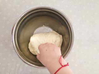 香浓北海道吐司,每隔10分钟用手揉一次，拉起盆边的面从中间揉，转动盆揉8～10下，每次揉完要盖上保鲜膜