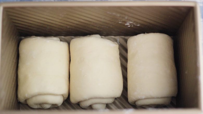 松软吐司 中种法,并排放入吐司盒中，室温发酵
