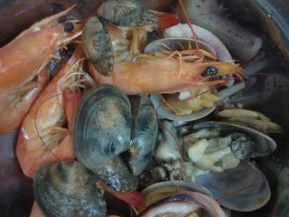 海鲜沙茶面,将各种海鲜放入开水中烫熟，也可和蒜蓉一起炒熟，备用