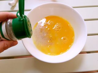 茄汁mini蛋包饭,加入盐和胡椒粉，调匀后作为蛋液备用