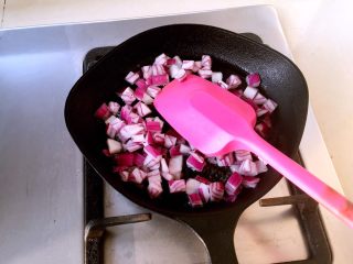 茄汁mini蛋包饭,热锅，加入适量油，加入洋葱碎。