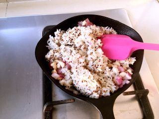 茄汁mini蛋包饭,加入米饭翻炒。