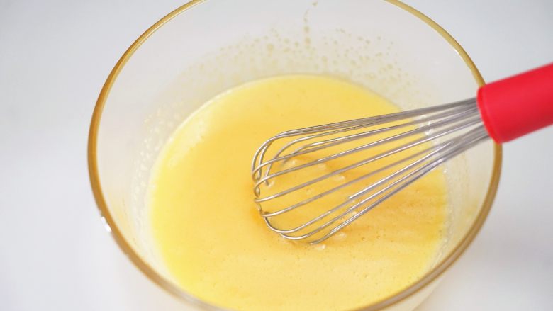肉松小贝,用手动打蛋器搅打至砂糖融化，蛋黄颜色微微变浅