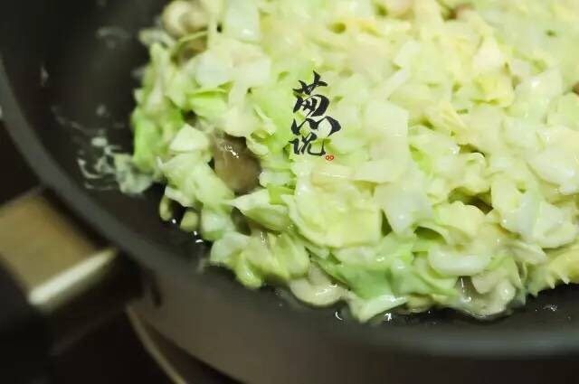 葱说 | 自由关西风大阪烧,将混合好的蔬菜倒入，用锅铲整形成直径16cm，厚度为2cm左右的圆形。