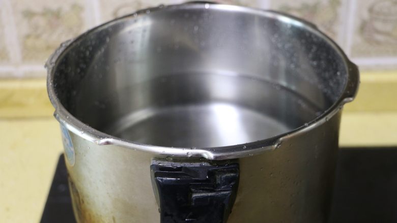 虫草花玉米筒骨汤,高压锅中放入足够量的水，烧开