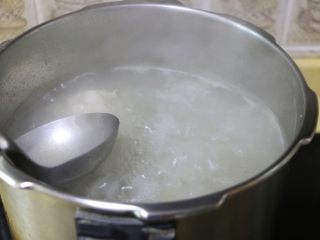 虫草花玉米筒骨汤,有浮沫的话，用勺子撇去浮沫