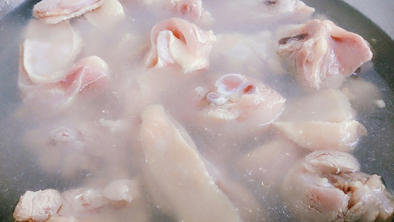 吃鸡炖鸡腿肉,把鸡腿肉放置沸腾的开水当中