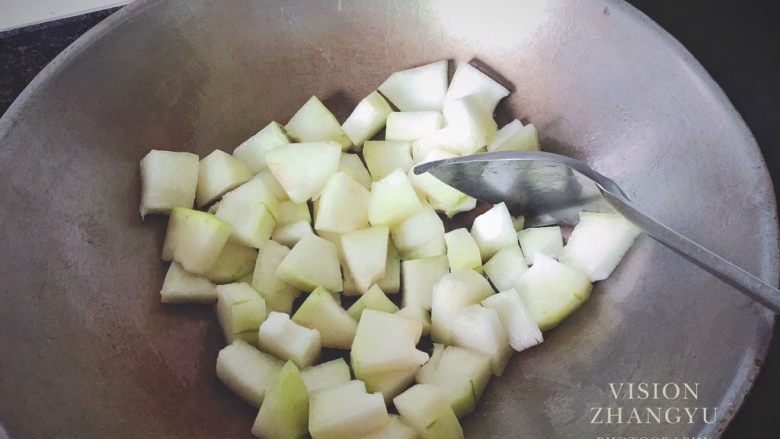 快手鲜味红烧冬瓜,热锅内倒入油，油热以后把冬瓜倒进锅内翻炒。