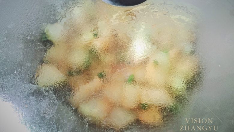 快手鲜味红烧冬瓜,盖上锅盖焖熟即可起锅。