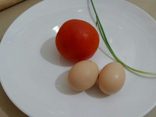 简单不简单 嫩蛋炒番茄,食材准备
番茄和鸡蛋的量可以根据自己的口味和喜好来调整比例，无须一致。只要食材处理到位了，一样好吃。