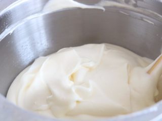芒果多多奶油盒子蛋糕,7.再倒回蛋白霜盆中切拌均匀
