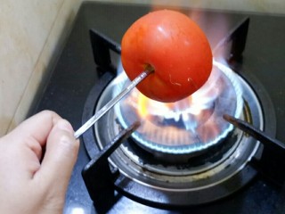 简单不简单 嫩蛋炒番茄,处理番茄
火烧去皮，我常用的办法。当然，也有别的，开水烫，直接削都可以。最好是去皮，口感好很多。