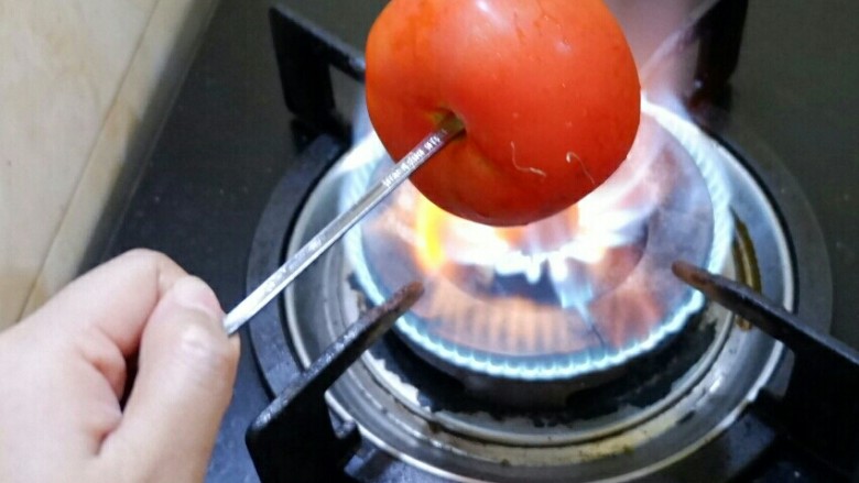 简单不简单 嫩蛋炒番茄,处理番茄
火烧去皮，我常用的办法。当然，也有别的，开水烫，直接削都可以。最好是去皮，口感好很多。
