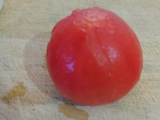 简单不简单 嫩蛋炒番茄,听到啵的一声的时候，基本上皮就很容易去掉了。去皮的时候小心不要烫到手。
