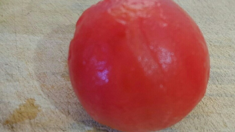 简单不简单 嫩蛋炒番茄,听到啵的一声的时候，基本上皮就很容易去掉了。去皮的时候小心不要烫到手。