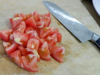 简单不简单 嫩蛋炒番茄,去皮的番茄切滚刀块，待用。