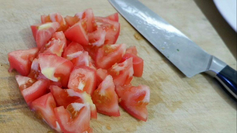 简单不简单 嫩蛋炒番茄,去皮的番茄切滚刀块，待用。
