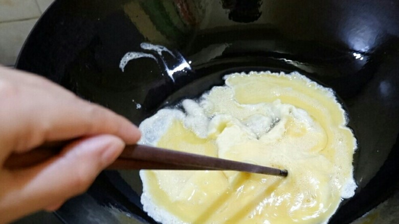 简单不简单 嫩蛋炒番茄,然后鸡蛋就会慢慢凝固，把凝固的推到一边，让没有凝固的滑落，鸡蛋受热均匀，就不容易老