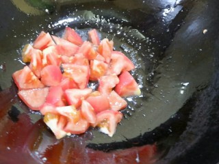 简单不简单 嫩蛋炒番茄,不用洗锅，少许油，放入番茄翻炒。放适量糖，盐调味儿。
