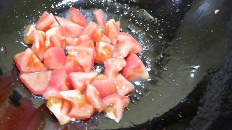 简单不简单 嫩蛋炒番茄,不用洗锅，少许油，放入番茄翻炒。放适量糖，盐调味儿。