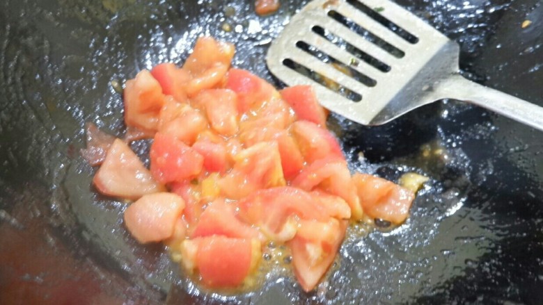 简单不简单 嫩蛋炒番茄,小火翻炒至番茄软糯出汁儿。注意不要加水，加水你就输了。注意火，小火慢慢炒，拿点耐心出来，其实这个过程用不了很久的。