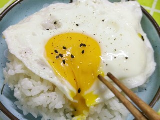 一个人没有厨房的日子(二),半生熟的蛋配好吃的米饭简直棒呆了。