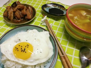 一个人没有厨房的日子(二),花菜豆腐汤。自己蒸的米饭。鳗鱼是罐头。热一下就好了。我第一次尝试罐头，好好吃啊。美味又新鲜。