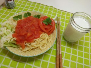 一个人没有厨房的日子(二),买了意大利面🍝。豆苗是自己种的小红豆苗。以后有自己的小房子，可以在阳台种好吃的呀。
