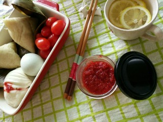 一个人没有厨房的日子(二),自己做的地梅果酱配上粽子包子鸡蛋番茄，还有柠檬茶。