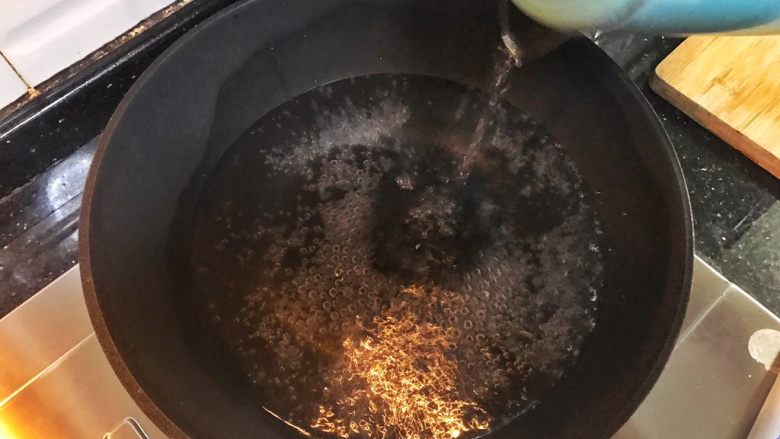 （黑）胡（椒）来西式简餐,水壶烧好的开水 倒入锅里