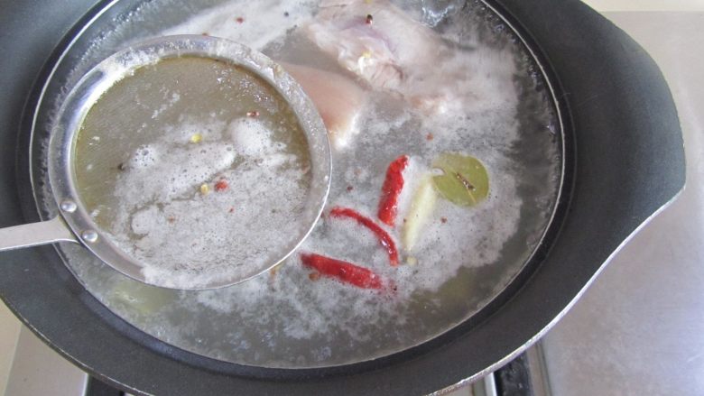 卤素鸡卤肉双拼,煮开后撇去浮沫；