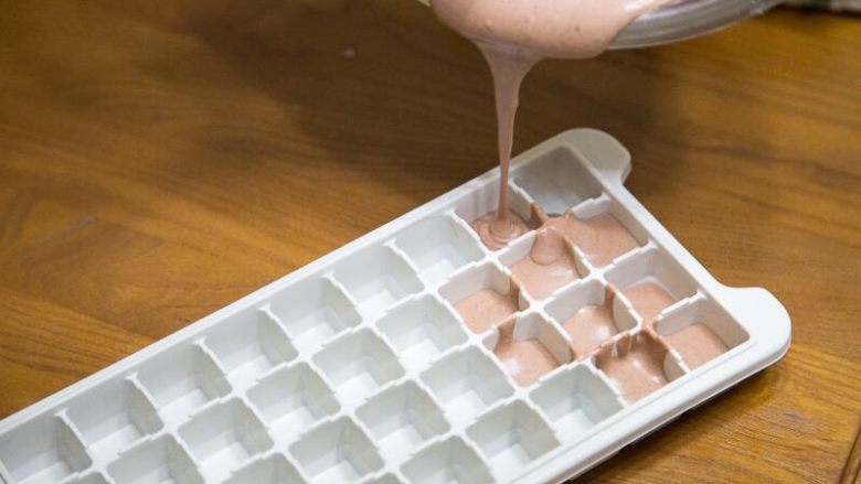 巧克力芝士冰淇淋小方,倒入模具，放冰箱冷冻成型