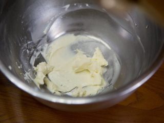 巧克力芝士冰淇淋小方,将加热后的牛奶分三次加入之前打至顺滑的奶油奶酪中