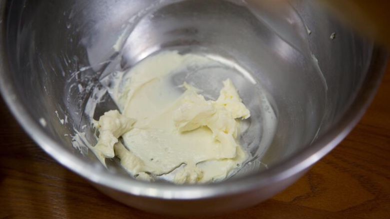 巧克力芝士冰淇淋小方,将加热后的牛奶分三次加入之前打至顺滑的奶油奶酪中
